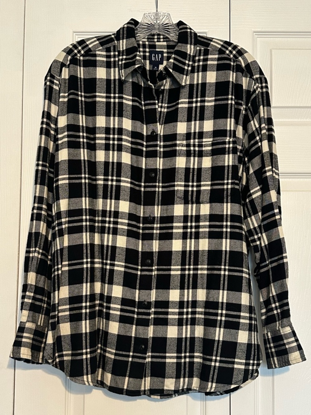 GAP Black & Cream Plaid Button-Up Shirt - Size M - EUC - Soft and Cozy